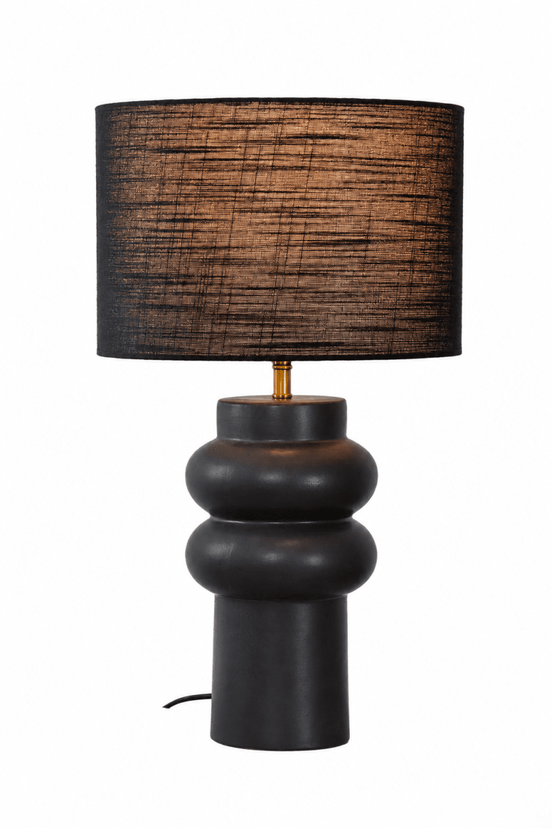 Anelli 56cm Noir lampe de table De Nordic Lighting - Elle est fournie avec un c&acirc;ble en plastique noir de 1,8 m et un interrupteur avec prise.