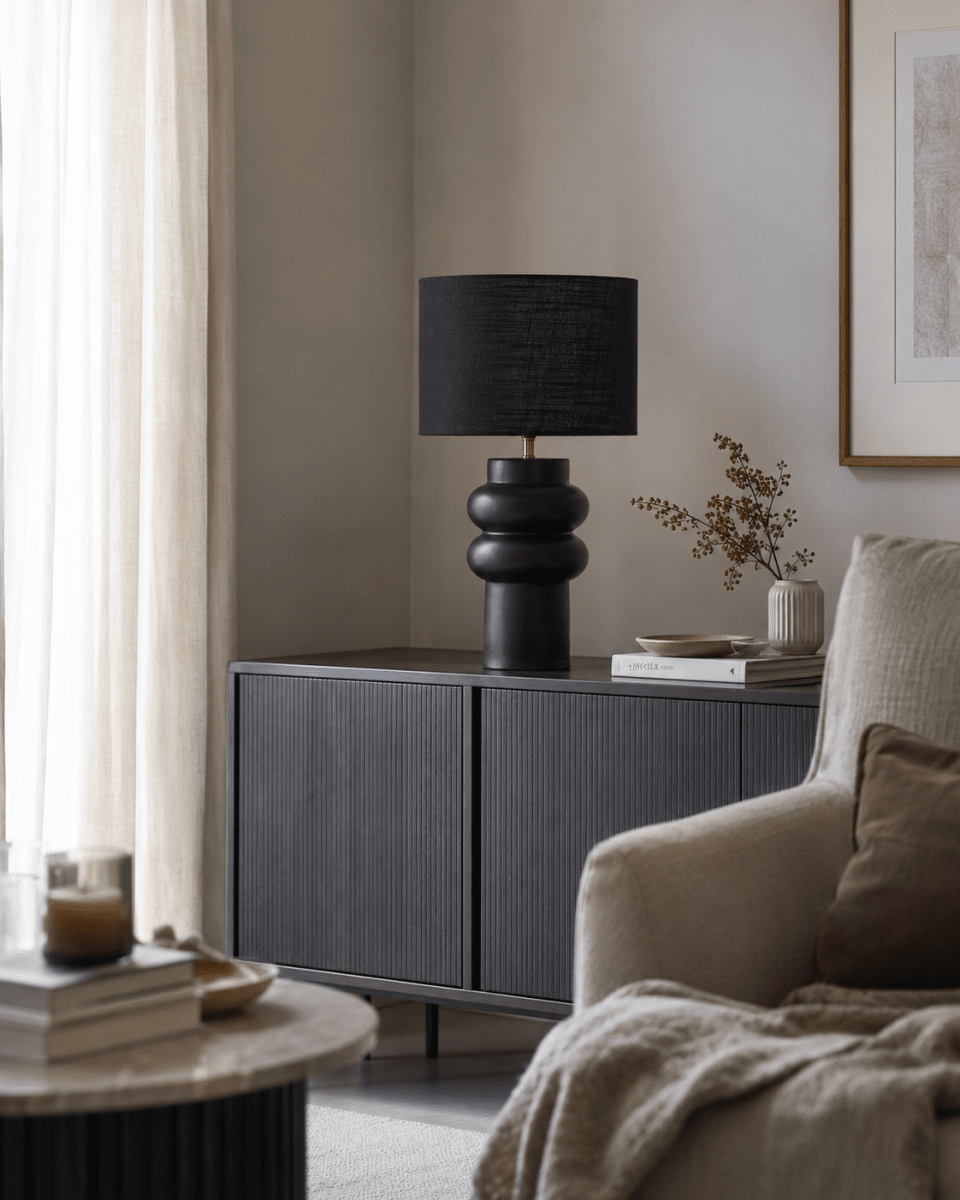 Anelli 56cm Noir lampe de table De Nordic Lighting - Elle est fournie avec un c&acirc;ble en plastique noir de 1,8 m et un interrupteur avec prise.