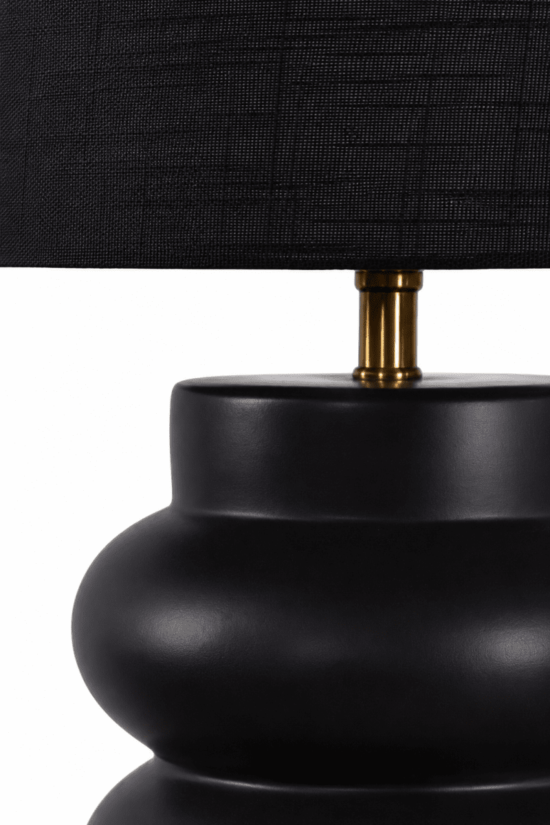 Anelli 56cm Noir lampe de table De Nordic Lighting - Elle est fournie avec un c&acirc;ble en plastique noir de 1,8 m et un interrupteur avec prise.