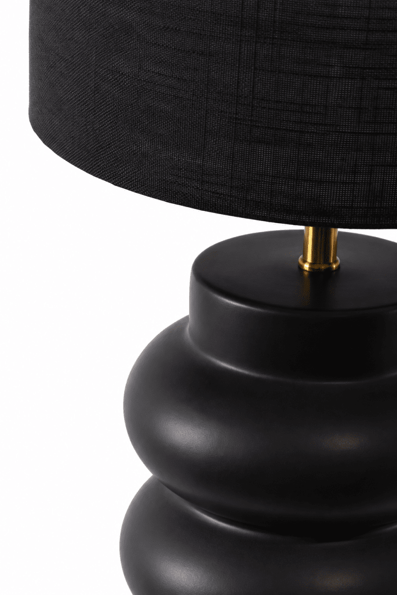 Anelli 56cm Noir lampe de table De Nordic Lighting - Elle est fournie avec un c&acirc;ble en plastique noir de 1,8 m et un interrupteur avec prise.