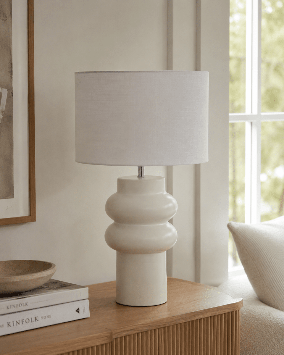 Anelli 56cm Blanc lampe de table De Nordic Lighting - La lampe de table Anelli allie un élégant pied en céramique à un élégant abat-jour en lin.