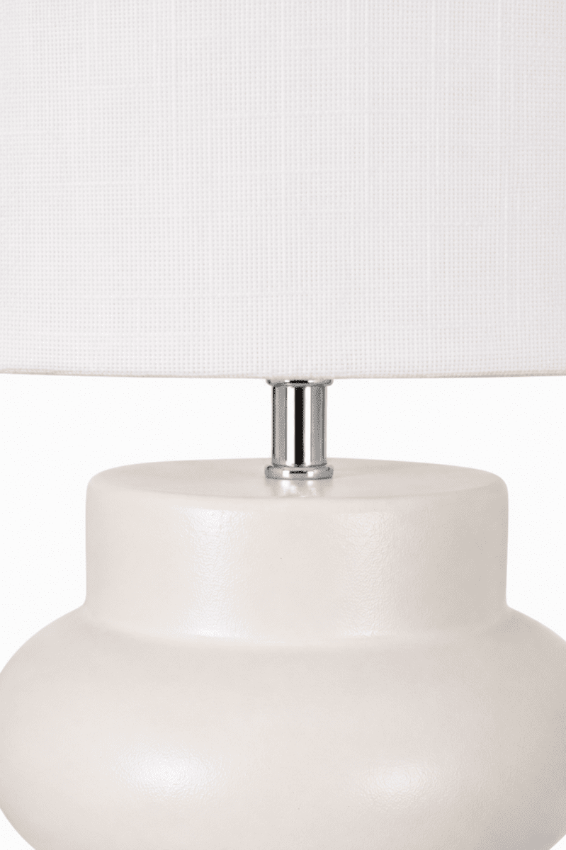 Anelli 56cm Blanc lampe de table De Nordic Lighting - La lampe de table Anelli allie un élégant pied en céramique à un élégant abat-jour en lin.