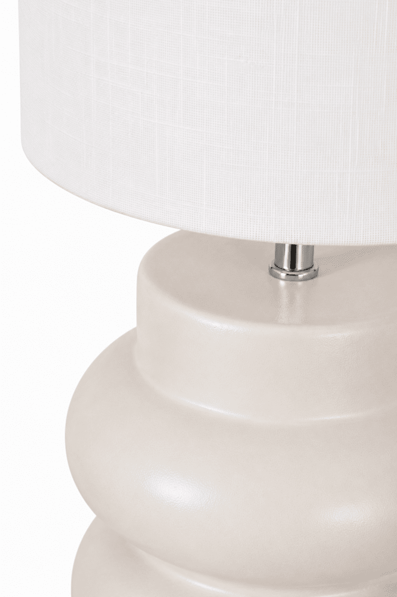 Anelli 56cm Blanc lampe de table De Nordic Lighting - La lampe de table Anelli allie un élégant pied en céramique à un élégant abat-jour en lin.