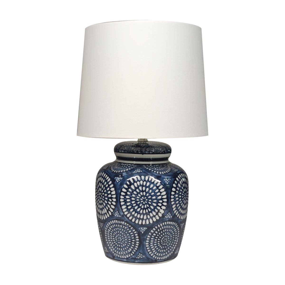 Emsfors 43cm Bleu lampe de table De Lampan - Son pied en c&eacute;ramique arbore un motif bleu et blanc finement d&eacute;taill&eacute;, lui conf&eacute;rant un caract&egrave;re &agrave; la fois classique et dynamique.