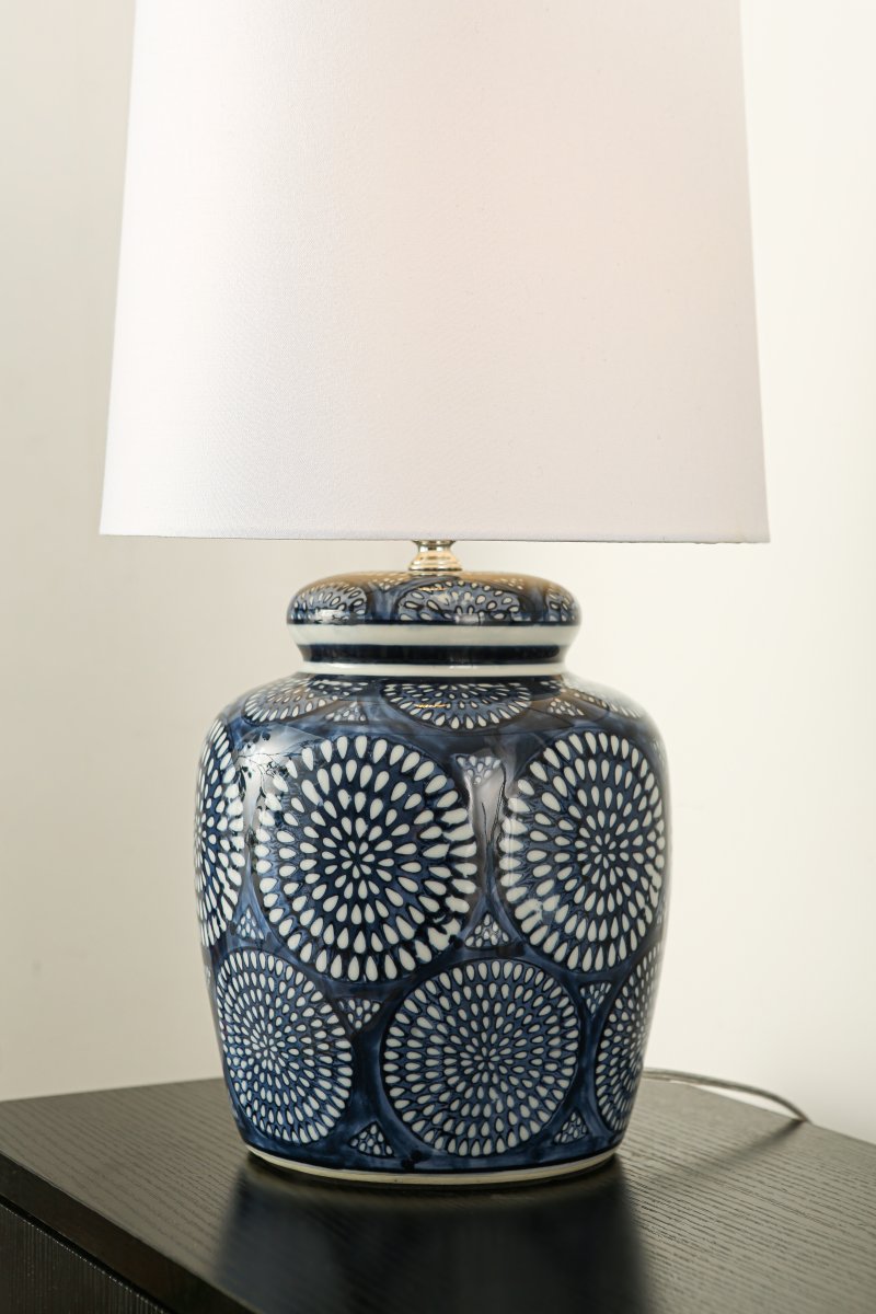 Emsfors 43cm Bleu lampe de table De Lampan - Son pied en c&eacute;ramique arbore un motif bleu et blanc finement d&eacute;taill&eacute;, lui conf&eacute;rant un caract&egrave;re &agrave; la fois classique et dynamique.