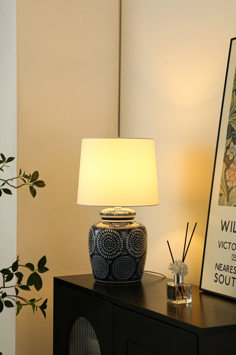 Emsfors 43cm Bleu lampe de table De Lampan - Son pied en c&eacute;ramique arbore un motif bleu et blanc finement d&eacute;taill&eacute;, lui conf&eacute;rant un caract&egrave;re &agrave; la fois classique et dynamique.