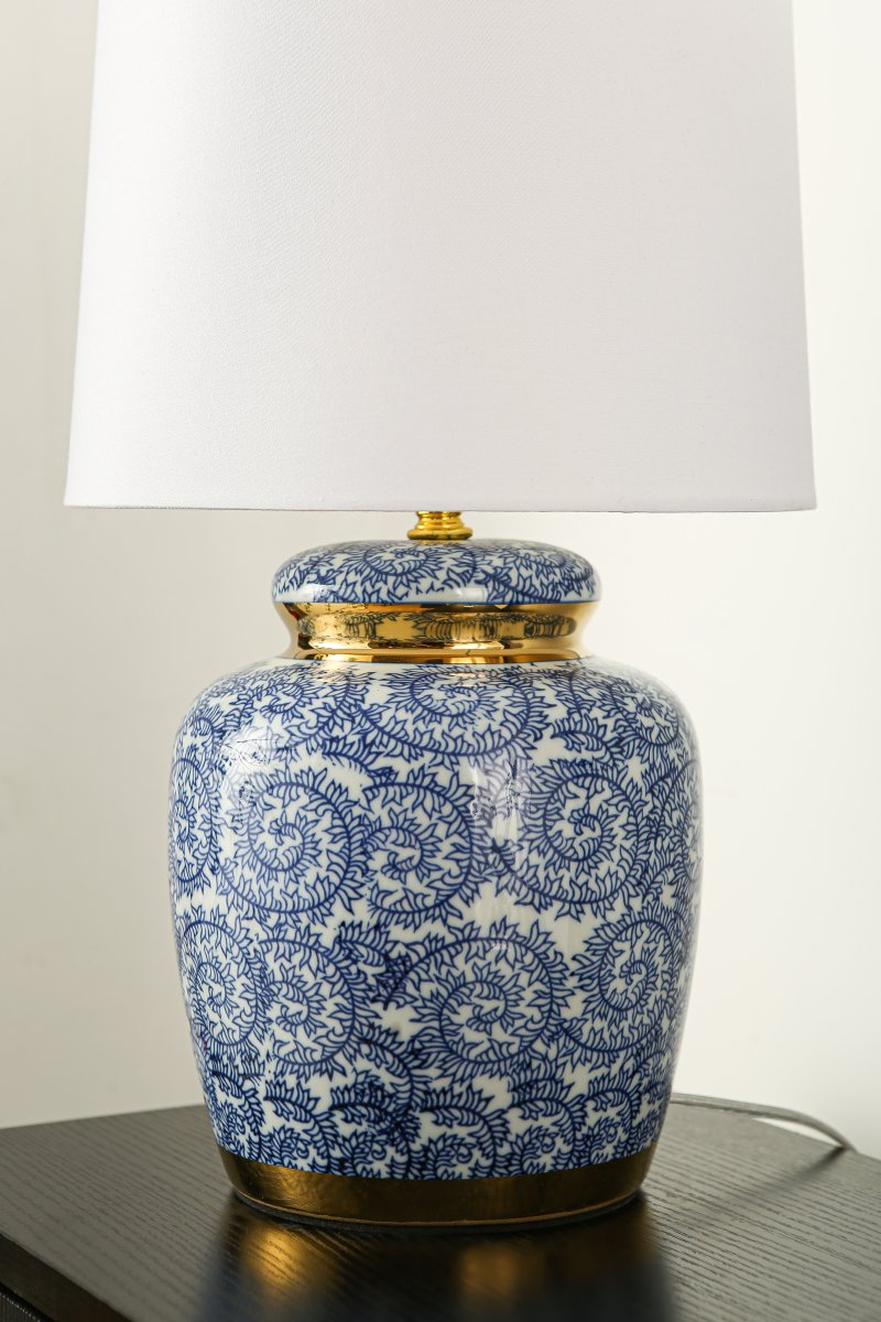 Mönsterås 43cm Bleu lampe de table De Lampan - Vacker bordslampa med dekorativt bl&aring;tt och vitt m&ouml;nster p&aring; porslinbasen med m&auml;ssingdetaljer.