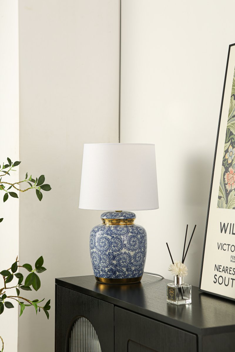 Mönsterås 43cm Bleu lampe de table De Lampan - Vacker bordslampa med dekorativt bl&aring;tt och vitt m&ouml;nster p&aring; porslinbasen med m&auml;ssingdetaljer.