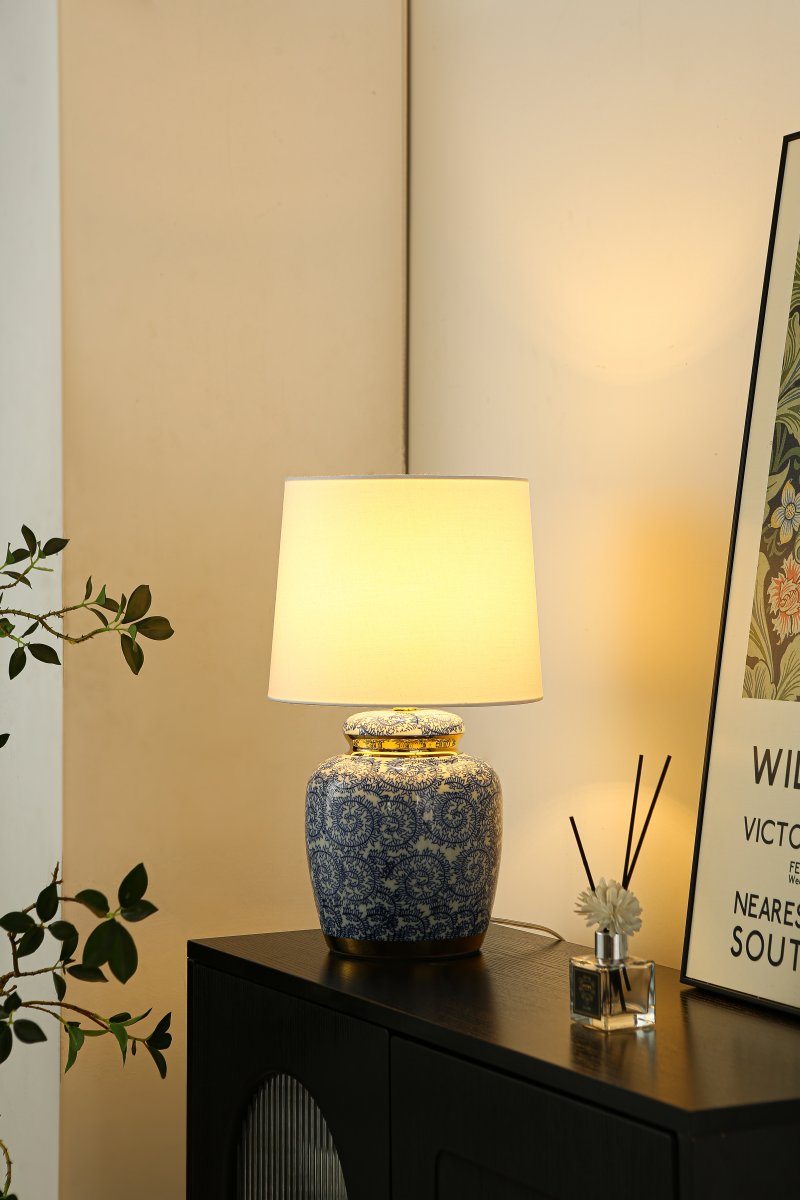 Mönsterås 43cm Bleu lampe de table De Lampan - Vacker bordslampa med dekorativt bl&aring;tt och vitt m&ouml;nster p&aring; porslinbasen med m&auml;ssingdetaljer.