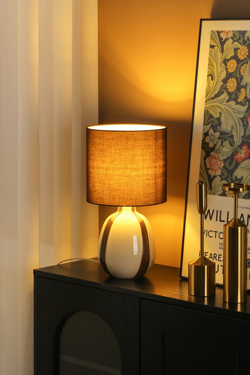 Rippel 40cm Brun lampe de table De Nordic Lighting - La lampe est fournie avec un câble transparent de 1,8 m, un interrupteur et une prise.