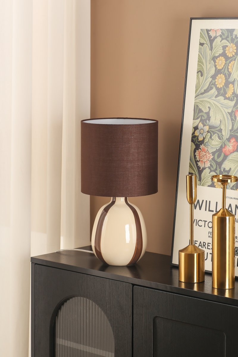 Rippel 40cm Brun lampe de table De Nordic Lighting - La lampe est fournie avec un câble transparent de 1,8 m, un interrupteur et une prise.