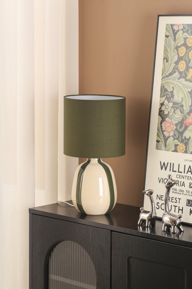 Rippel 40cm Vert lampe de table De Nordic Lighting - La lampe est fournie avec un câble transparent de 1,8 m, un interrupteur et une prise.