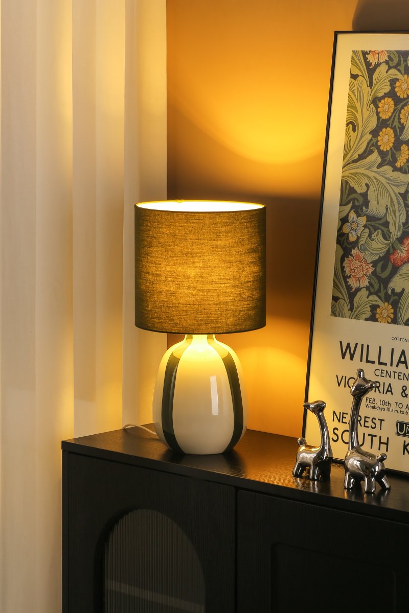 Rippel 40cm Vert lampe de table De Nordic Lighting - La lampe est fournie avec un câble transparent de 1,8 m, un interrupteur et une prise.