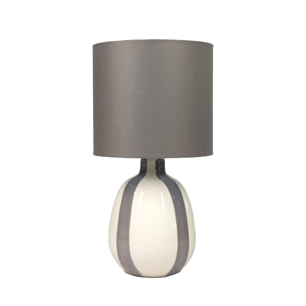 Rippel 40cm Gris lampe de table De Nordic Lighting - La lampe est fournie avec un c&acirc;ble transparent de 1,8 m, un interrupteur et une prise.