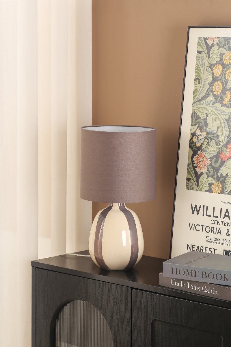 Rippel 40cm Gris lampe de table De Nordic Lighting - La lampe est fournie avec un c&acirc;ble transparent de 1,8 m, un interrupteur et une prise.