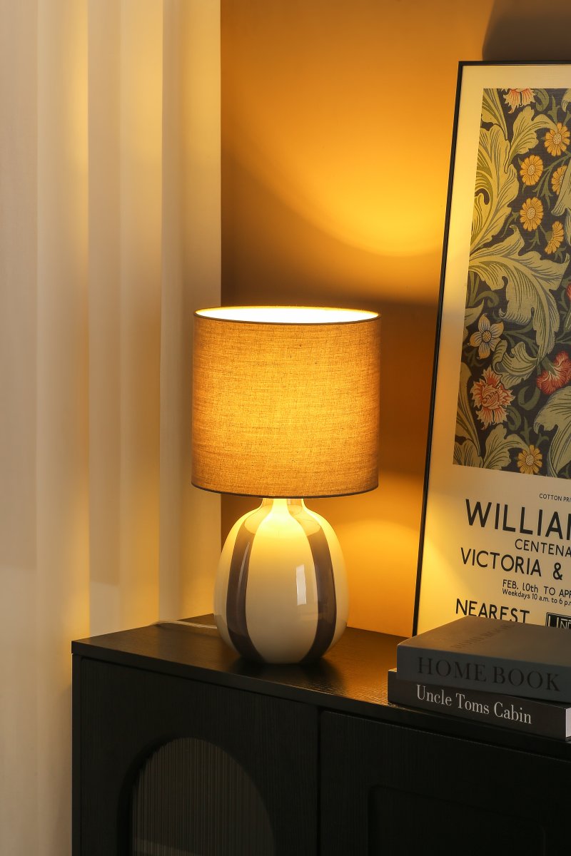 Rippel 40cm Gris lampe de table De Nordic Lighting - La lampe est fournie avec un c&acirc;ble transparent de 1,8 m, un interrupteur et une prise.