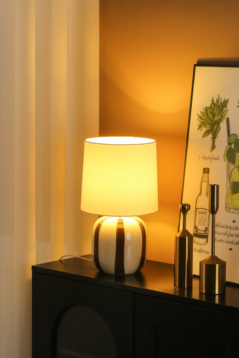 Pholca 38cm Blanc/brun lampe de table De Nordic Lighting - Pholca trouve parfaitement sa place sur une table d'appoint, pr&egrave;s d'une fen&ecirc;tre ou sur une table de chevet et s'accorde aussi bien avec un int&eacute;rieur moderne que classique.