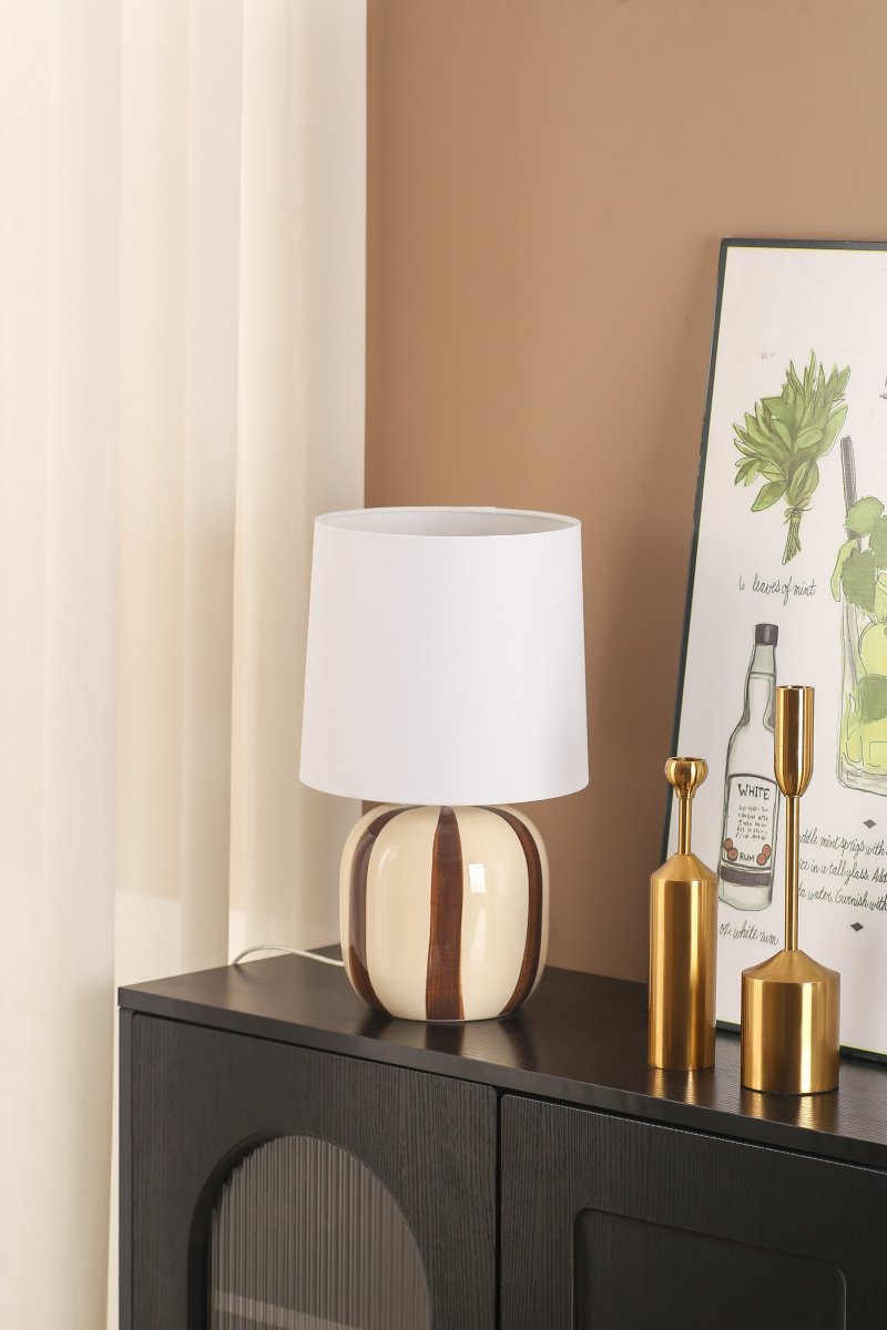 Pholca 38cm Blanc/brun lampe de table De Nordic Lighting - Pholca trouve parfaitement sa place sur une table d'appoint, pr&egrave;s d'une fen&ecirc;tre ou sur une table de chevet et s'accorde aussi bien avec un int&eacute;rieur moderne que classique.