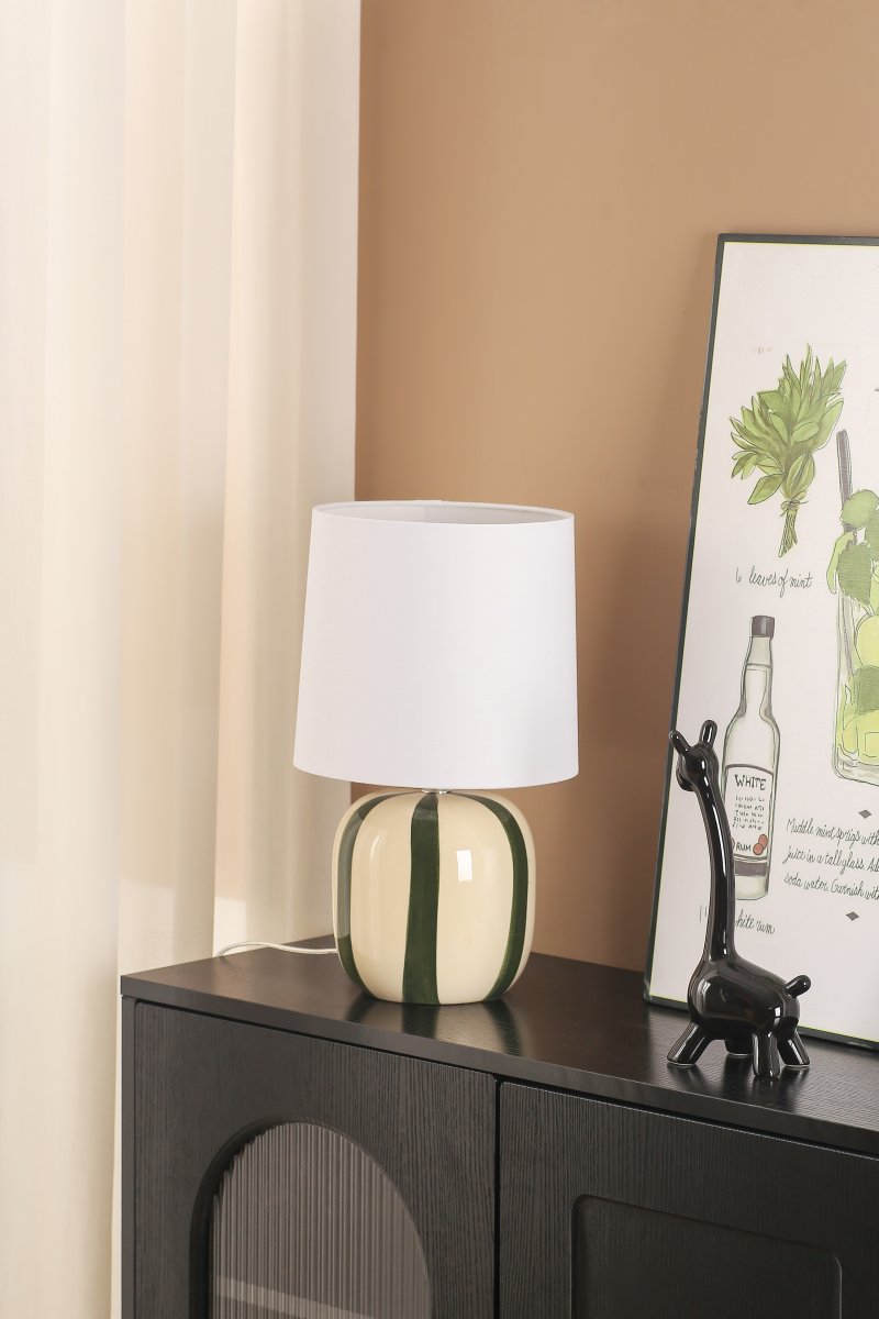 Pholca 38cm Blanc/vert lampe de table De Nordic Lighting - Pholca est une lampe de table d&eacute;corative qui cr&eacute;e une ambiance douce et harmonieuse dans n'importe quelle pi&egrave;ce.