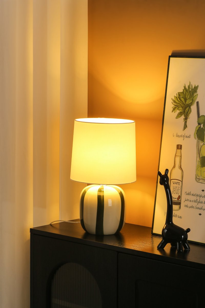 Pholca 38cm Blanc/vert lampe de table De Nordic Lighting - Pholca est une lampe de table d&eacute;corative qui cr&eacute;e une ambiance douce et harmonieuse dans n'importe quelle pi&egrave;ce.