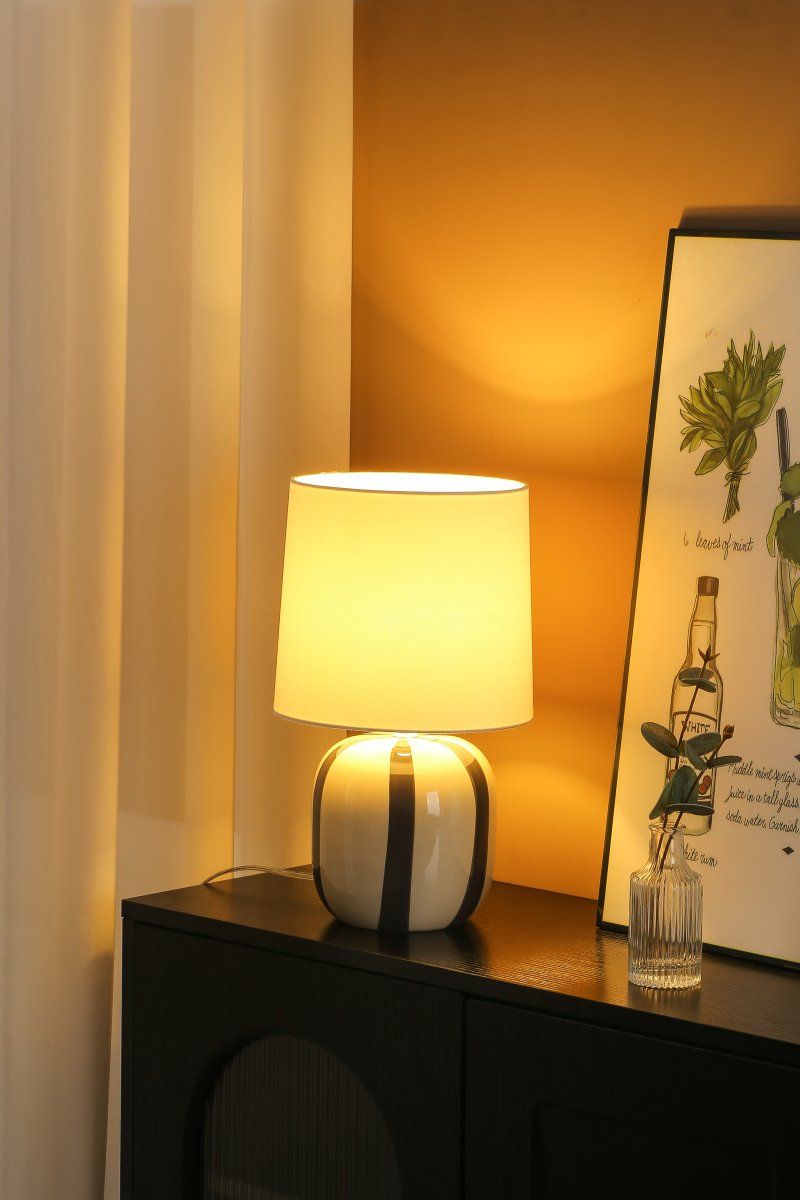Pholca 38cm Blanc/gris lampe de table De Nordic Lighting - Id&eacute;ale sur une table d'appoint, pr&egrave;s d'une fen&ecirc;tre ou sur une table de chevet, la lampe Pholca s'accorde aussi bien avec un int&eacute;rieur moderne que classique.
