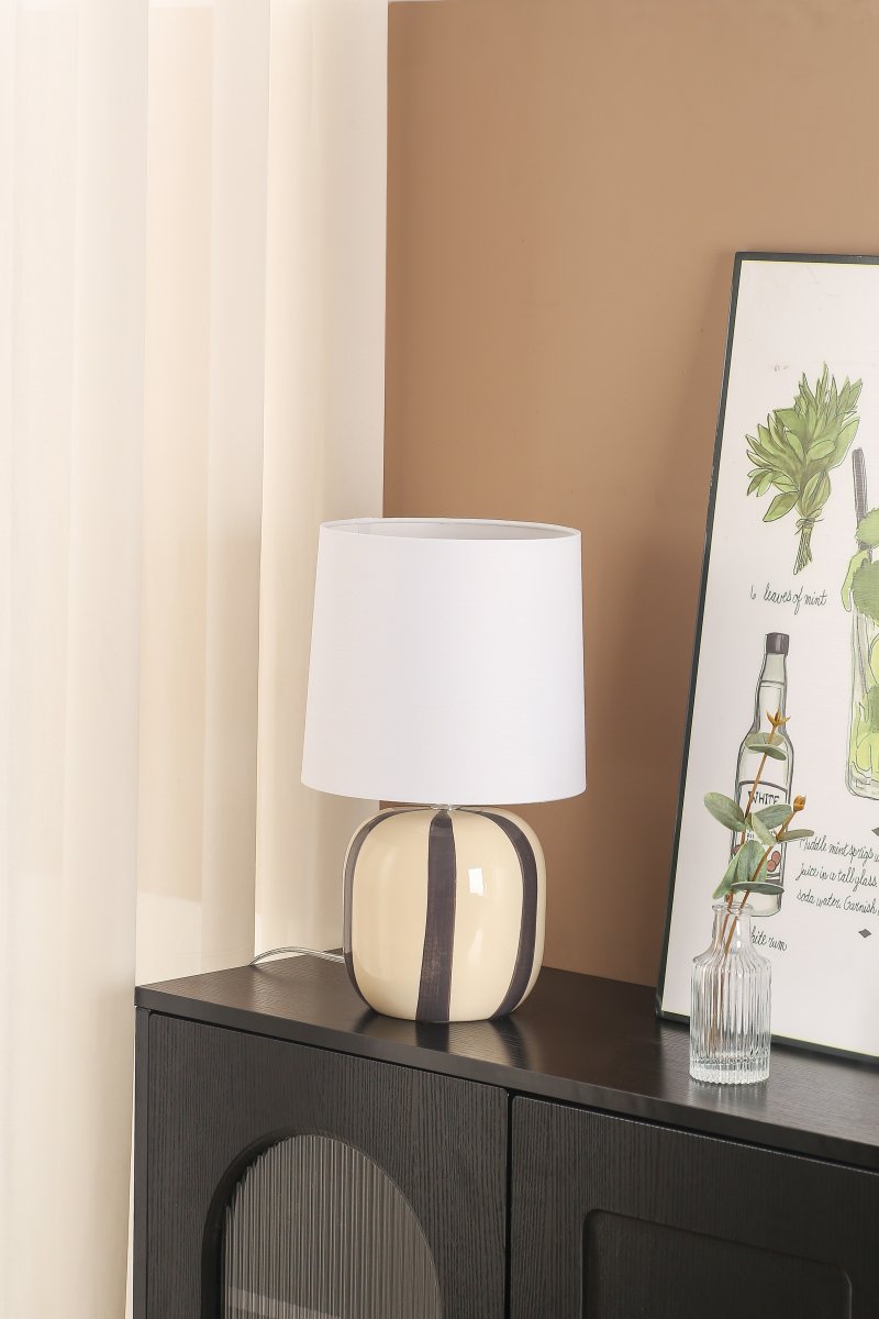 Pholca 38cm Blanc/gris lampe de table De Nordic Lighting - Id&eacute;ale sur une table d'appoint, pr&egrave;s d'une fen&ecirc;tre ou sur une table de chevet, la lampe Pholca s'accorde aussi bien avec un int&eacute;rieur moderne que classique.