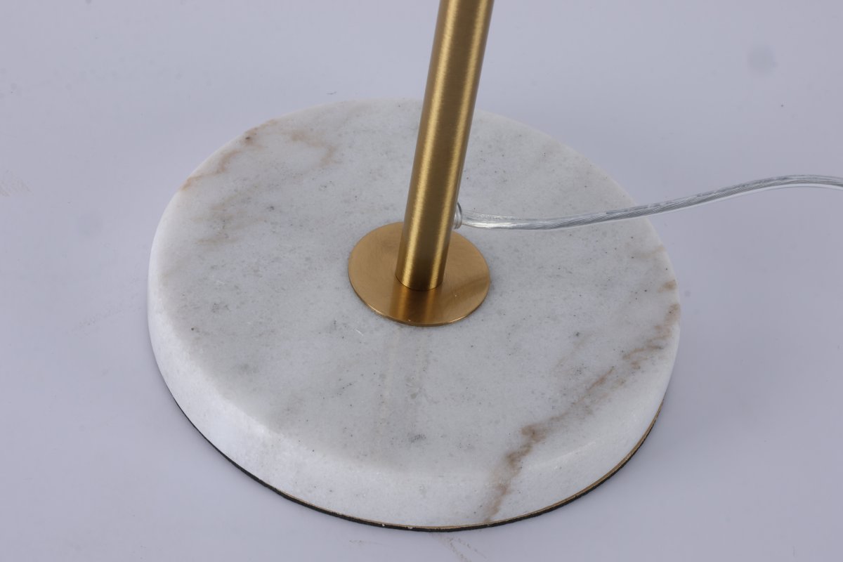 Dito 47cm Blanc lampe de table De Nordic Lighting - La lampe est fournie avec un c&acirc;ble transparent de 1,8 m, un interrupteur et une prise secteur.