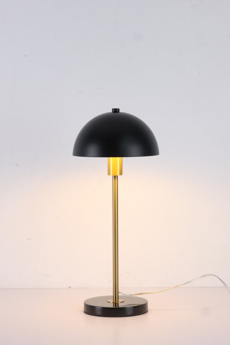 Dito 47cm Noir lampe de table De Nordic Lighting - Son abat-jour noir et son socle en marbre lui conf&egrave;rent une allure sophistiqu&eacute;e, tandis que sa tige &agrave; la finition dor&eacute;e brillante apporte une touche chaleureuse et luxueuse.