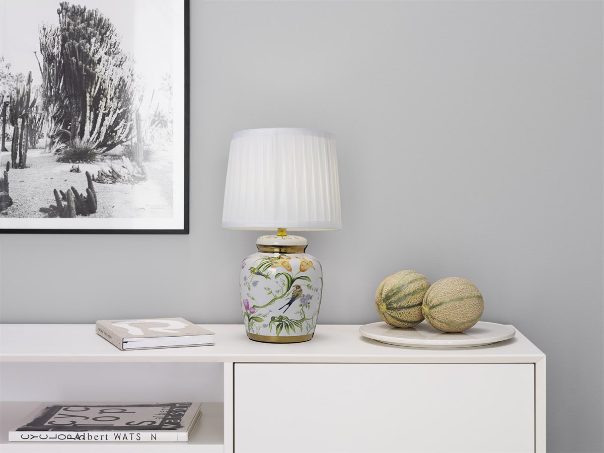 Klassisk 44cm Blanc lampe de table De Cottex - Cette lampe de table classique en c&eacute;ramique et textile respire l'&eacute;l&eacute;gance et la tradition.