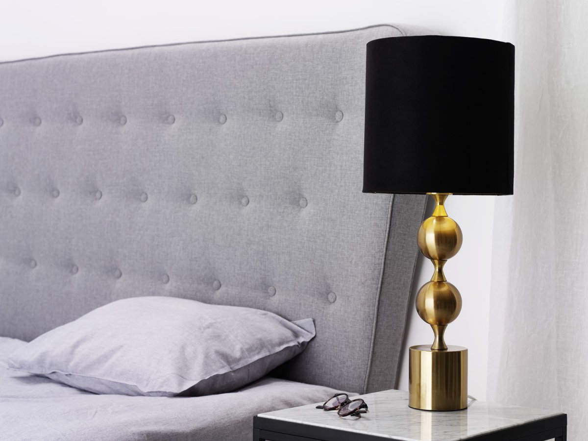 Prakt 60cm Laiton brossé lampe de table De Cottex - La magnifique lampe de table en m&eacute;tal et textile est une lampe &eacute;l&eacute;gante et accrocheuse qui ajoute une touche sophistiqu&eacute;e &agrave; la pi&egrave;ce.