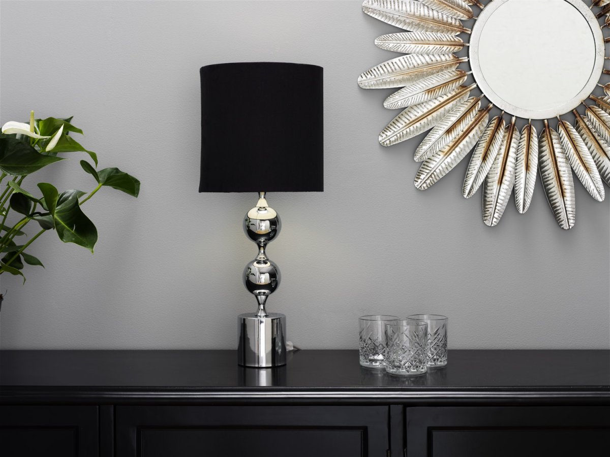 Prakt 60cm Chrome lampe de table De Cottex - La magnifique lampe de table en m&eacute;tal et textile est une lampe &eacute;l&eacute;gante et accrocheuse qui ajoute une touche sophistiqu&eacute;e &agrave; la pi&egrave;ce.