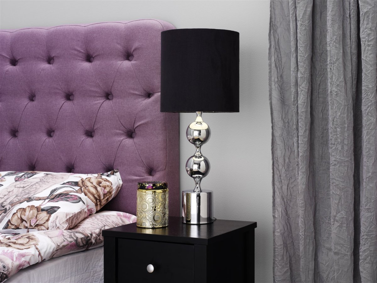 Prakt 60cm Chrome lampe de table De Cottex - La magnifique lampe de table en m&eacute;tal et textile est une lampe &eacute;l&eacute;gante et accrocheuse qui ajoute une touche sophistiqu&eacute;e &agrave; la pi&egrave;ce.