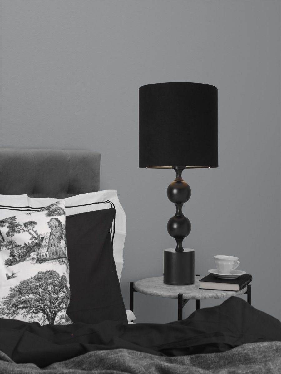 Prakt 60cm Noir lampe de table De Cottex - La magnifique lampe de table en m&eacute;tal et textile est une lampe &eacute;l&eacute;gante et accrocheuse qui ajoute une touche sophistiqu&eacute;e &agrave; la pi&egrave;ce.