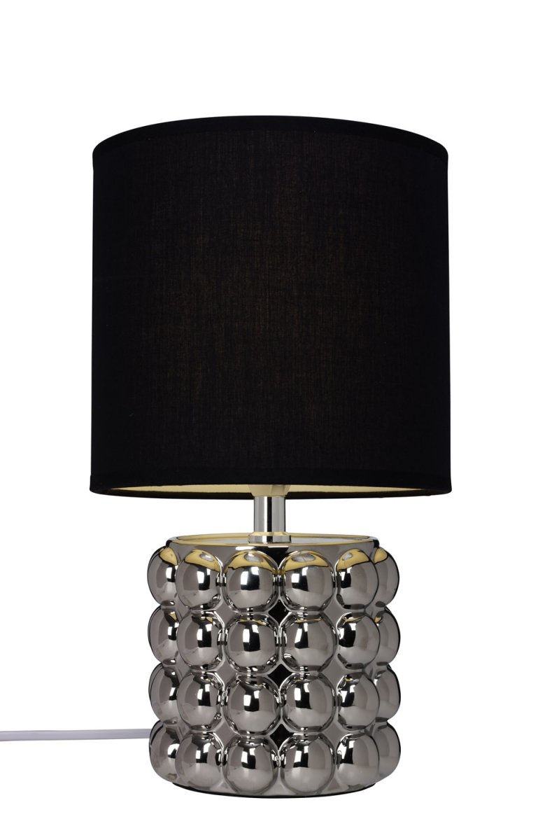  Kupol 34cm Chrome lampe de table De Cottex - La base en céramique a un design intéressant et tactile qui donne du caractère à la lampe, tandis que l'abat-jour en textile doux diffuse une lumière agréable dans toute la pièce.