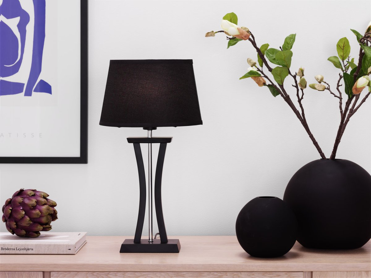 New Chelsea 47cm Noir lampe de table De Cottex - La lampe de table New Chelsea est une &eacute;l&eacute;gante combinaison de fil, de m&eacute;tal et de textile, donnant &agrave; la pi&egrave;ce une touche moderne et &eacute;l&eacute;gante.