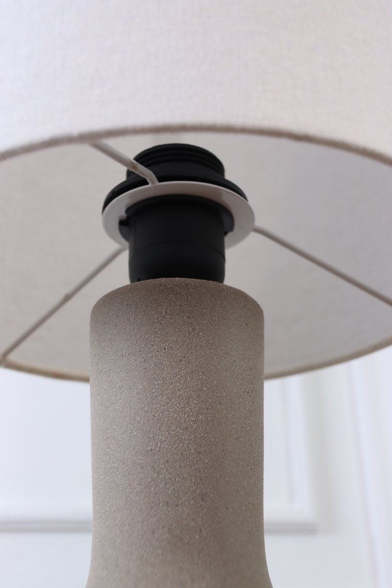 Lill Boda 52cm Sable lampe de table De Nordic Lighting - L'alliance de lignes &eacute;pur&eacute;es et de mat&eacute;riaux naturels fait de cette lampe un v&eacute;ritable objet de d&eacute;coration, qui trouvera parfaitement sa place sur une table d'appoint ou un bureau.