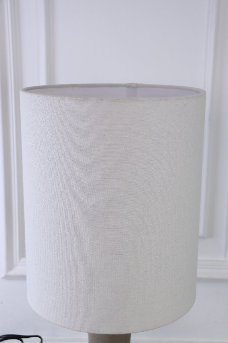 Lill Boda 52cm Sable lampe de table De Nordic Lighting - L'alliance de lignes &eacute;pur&eacute;es et de mat&eacute;riaux naturels fait de cette lampe un v&eacute;ritable objet de d&eacute;coration, qui trouvera parfaitement sa place sur une table d'appoint ou un bureau.