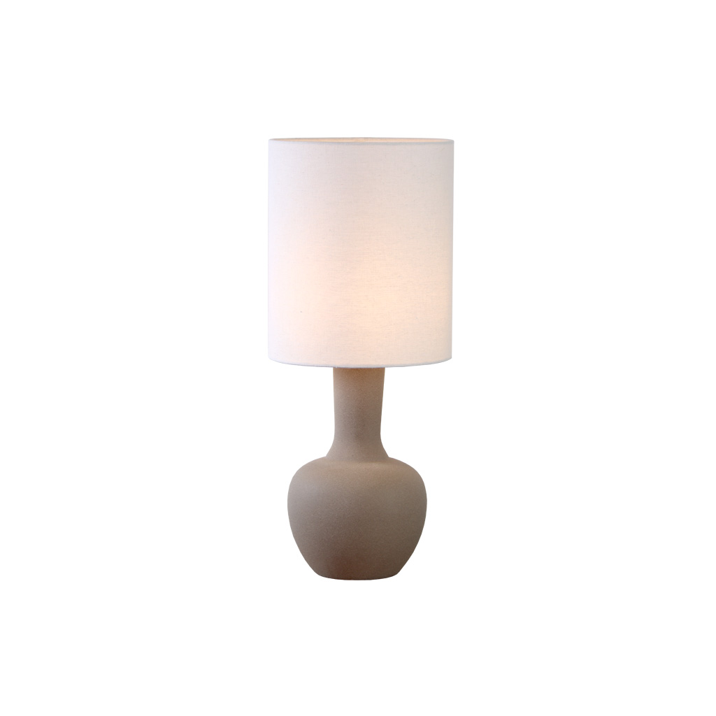 Lill Boda 52cm Sable lampe de table De Nordic Lighting - L'alliance de lignes &eacute;pur&eacute;es et de mat&eacute;riaux naturels fait de cette lampe un v&eacute;ritable objet de d&eacute;coration, qui trouvera parfaitement sa place sur une table d'appoint ou un bureau.