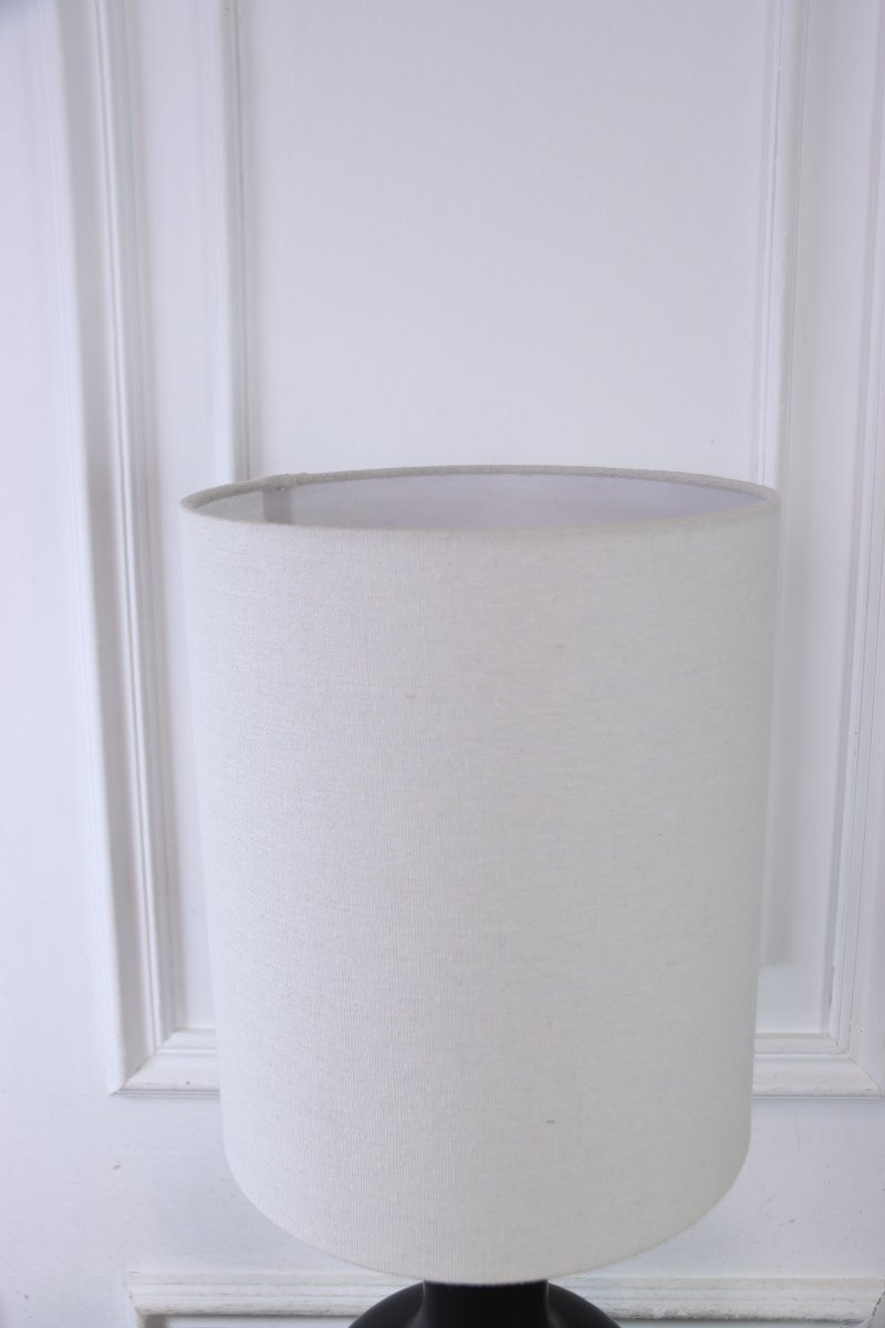 Lill Boda 52cm Noir lampe de table De Nordic Lighting - L'alliance de lignes &eacute;pur&eacute;es et de mat&eacute;riaux naturels fait de cette lampe un v&eacute;ritable objet de d&eacute;coration, qui trouvera parfaitement sa place sur une table d'appoint ou un bureau.