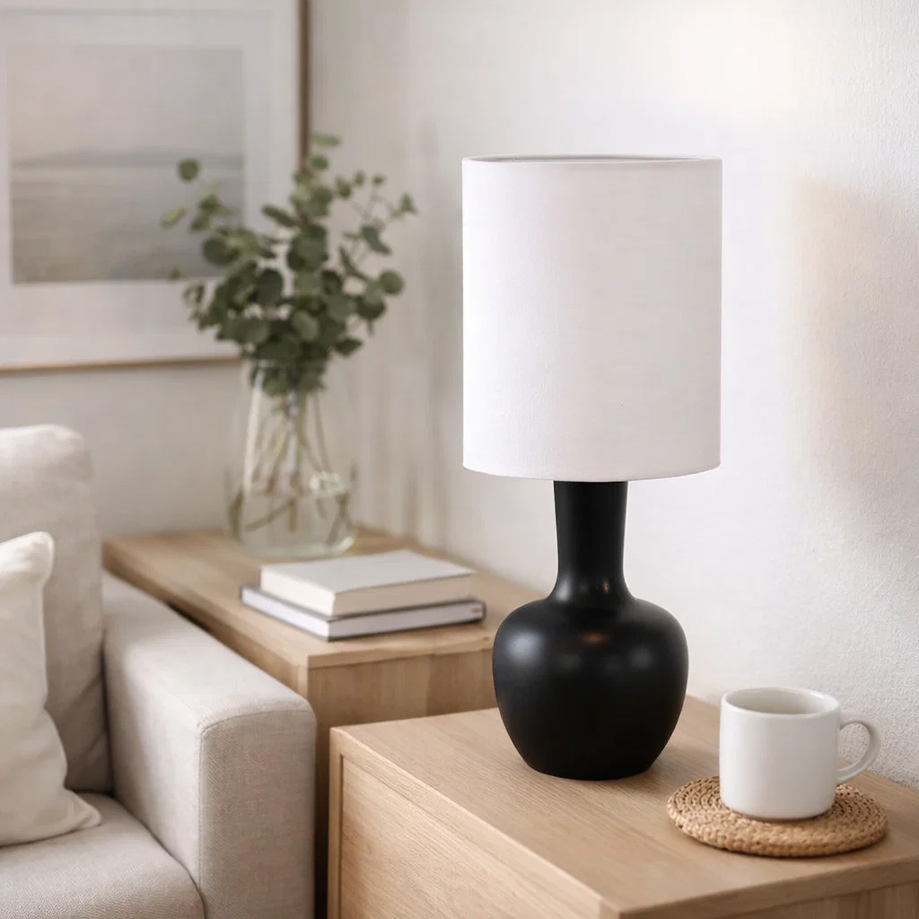 Lill Boda 52cm Noir lampe de table De Nordic Lighting - L'alliance de lignes &eacute;pur&eacute;es et de mat&eacute;riaux naturels fait de cette lampe un v&eacute;ritable objet de d&eacute;coration, qui trouvera parfaitement sa place sur une table d'appoint ou un bureau.