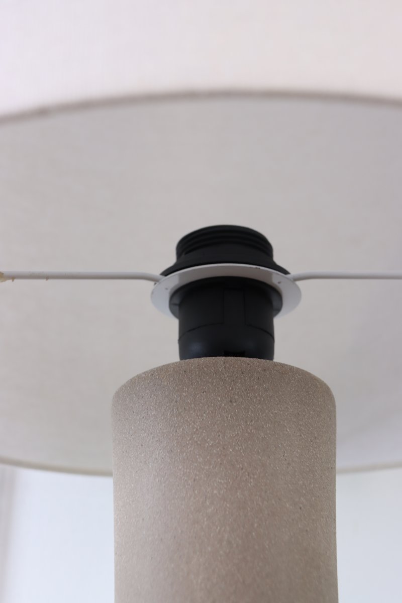 Boda 78cm Sable lampe de table De Nordic Lighting - Boda est une &eacute;l&eacute;gante lampe de table en c&eacute;ramique, dot&eacute;e d'un pied naturel couleur sable qui lui conf&egrave;re une allure douce et harmonieuse.