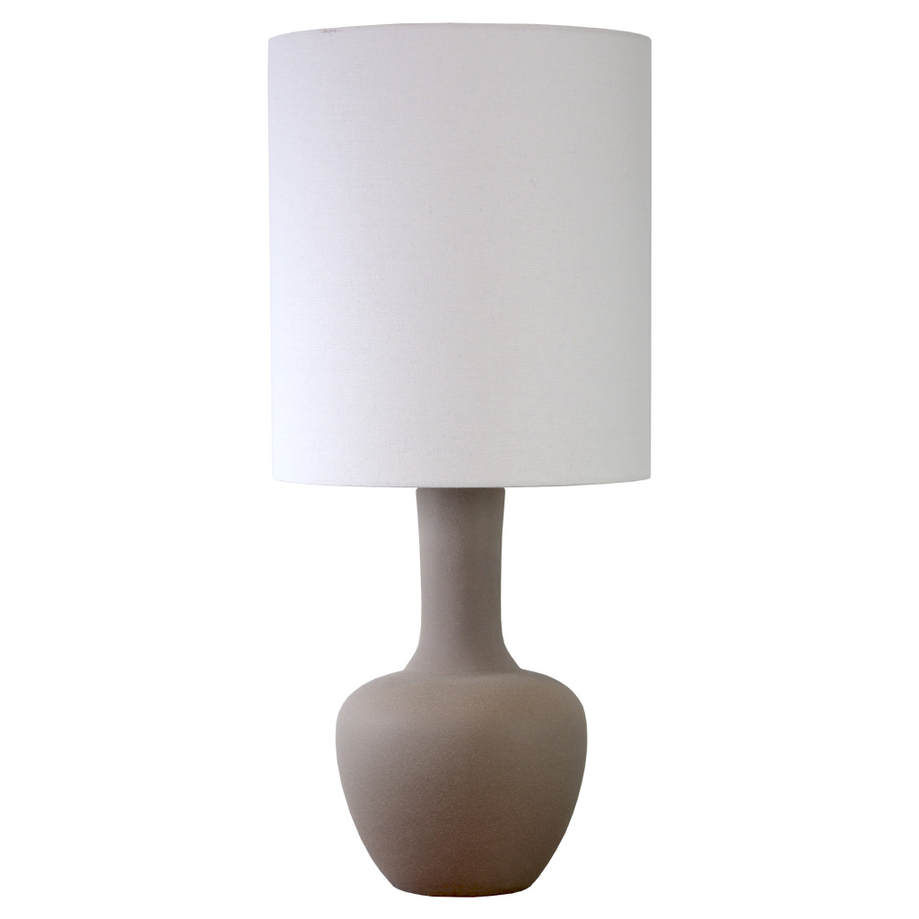 Boda 78cm Sable lampe de table De Nordic Lighting - Boda est une &eacute;l&eacute;gante lampe de table en c&eacute;ramique, dot&eacute;e d'un pied naturel couleur sable qui lui conf&egrave;re une allure douce et harmonieuse.