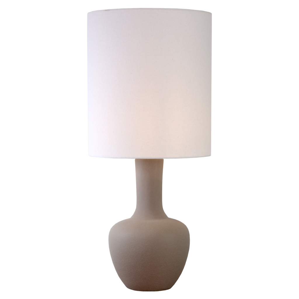 Boda 78cm Sable lampe de table De Nordic Lighting - Boda est une &eacute;l&eacute;gante lampe de table en c&eacute;ramique, dot&eacute;e d'un pied naturel couleur sable qui lui conf&egrave;re une allure douce et harmonieuse.