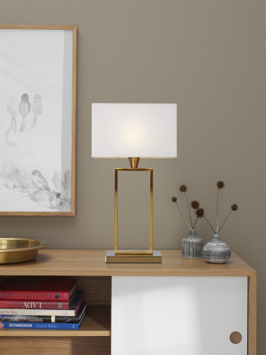 Kensington 50cm Laiton lampe de table De Cottex - La lampe de table Kensington en métal et tissu allie minimalisme moderne et élégance sophistiquée.