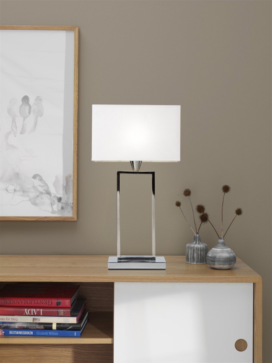 Kensington 50cm Chrome lampe de table De Cottex - La lampe de table Kensington en métal et tissu allie minimalisme moderne et élégance sophistiquée.