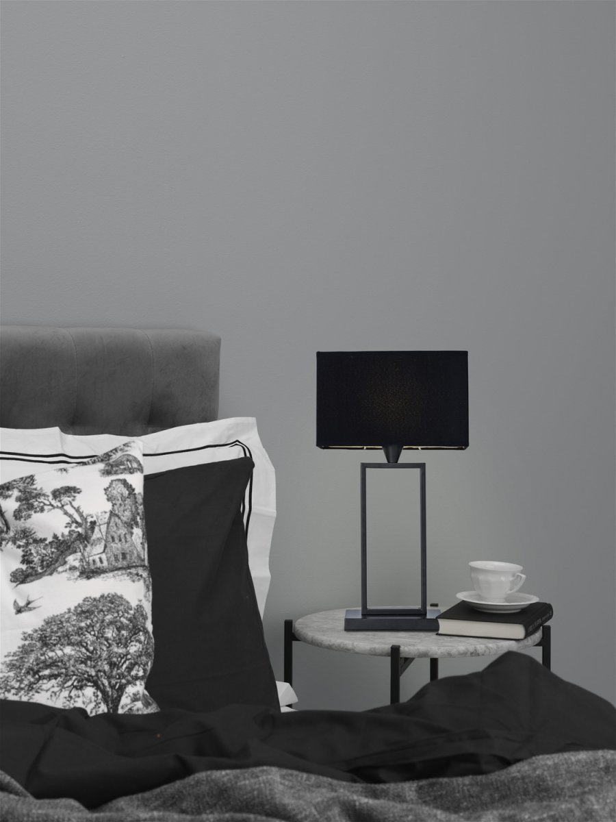 Kensington 50cm Noir lampe de table De Cottex - La lampe de table Kensington en m&eacute;tal et tissu allie minimalisme moderne et &eacute;l&eacute;gance sophistiqu&eacute;e.