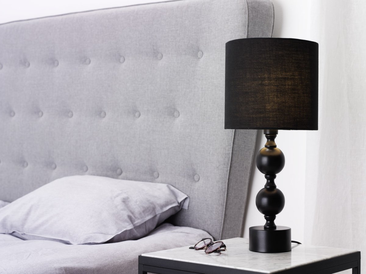 Pompa 46cm Noir lampe de table De Cottex - La lampe de table Pompa en métal et textile est une lampe élégante et accrocheuse qui ajoute une touche sophistiquée à n'importe quelle pièce.