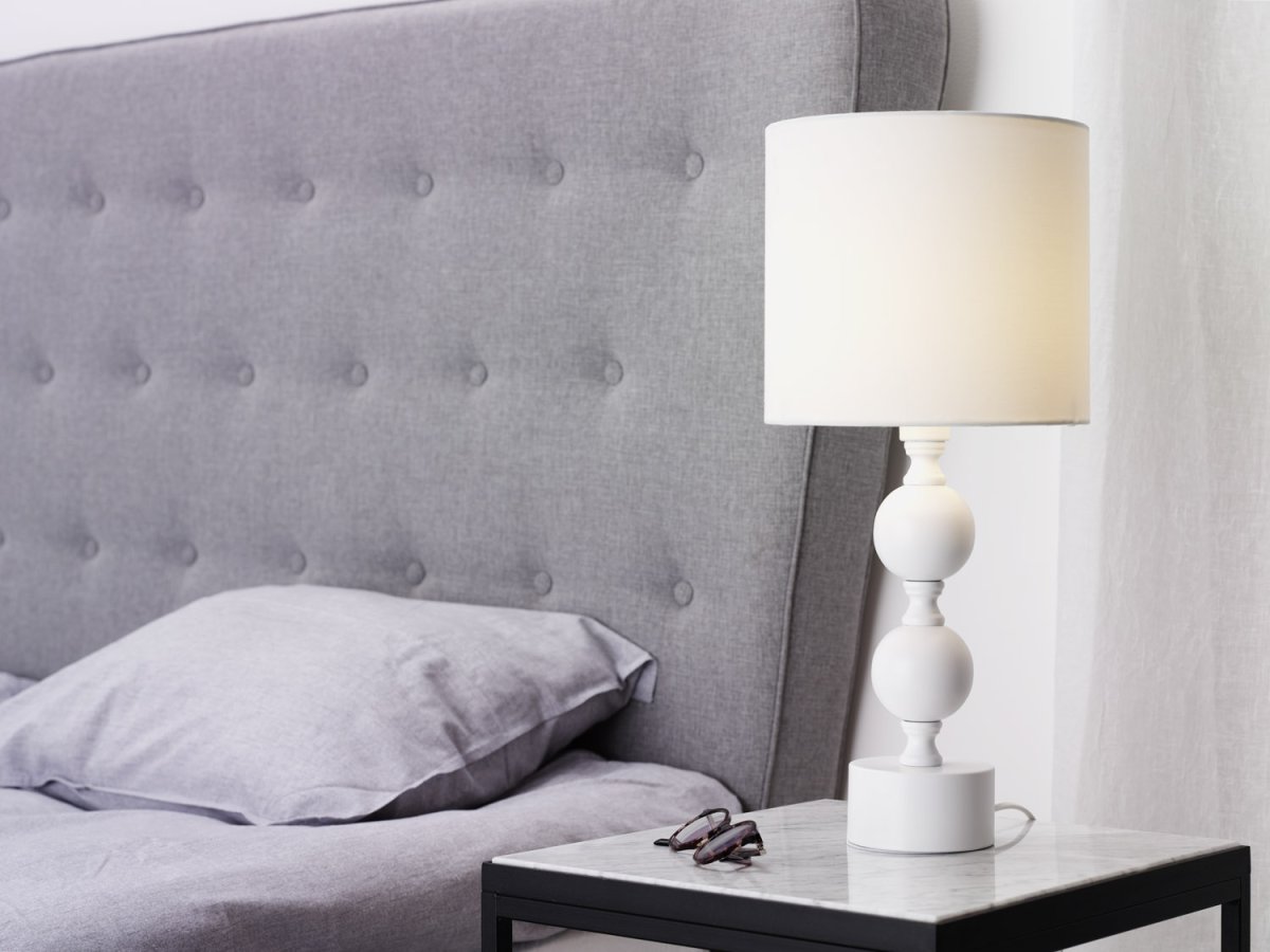 Pompa 46cm Blanc lampe de table De Cottex - La lampe de table Pompa en métal et textile est une lampe élégante et accrocheuse qui ajoute une touche sophistiquée à n'importe quelle pièce.