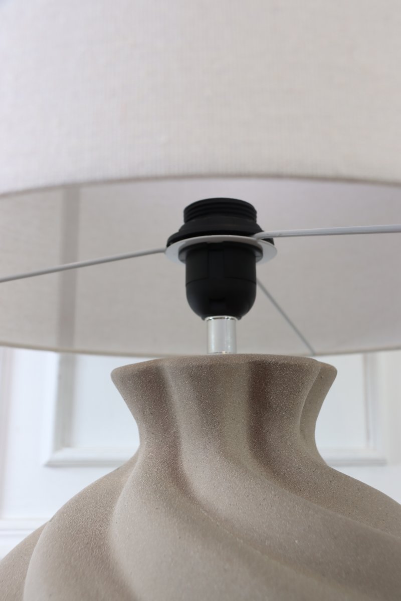 Vindel 52cm Sable lampe de table De Lampan - Vindel devient un &eacute;l&eacute;ment central et raffin&eacute; sur une table d'appoint, un bureau ou une console, apportant chaleur et caract&egrave;re &agrave; tout int&eacute;rieur.