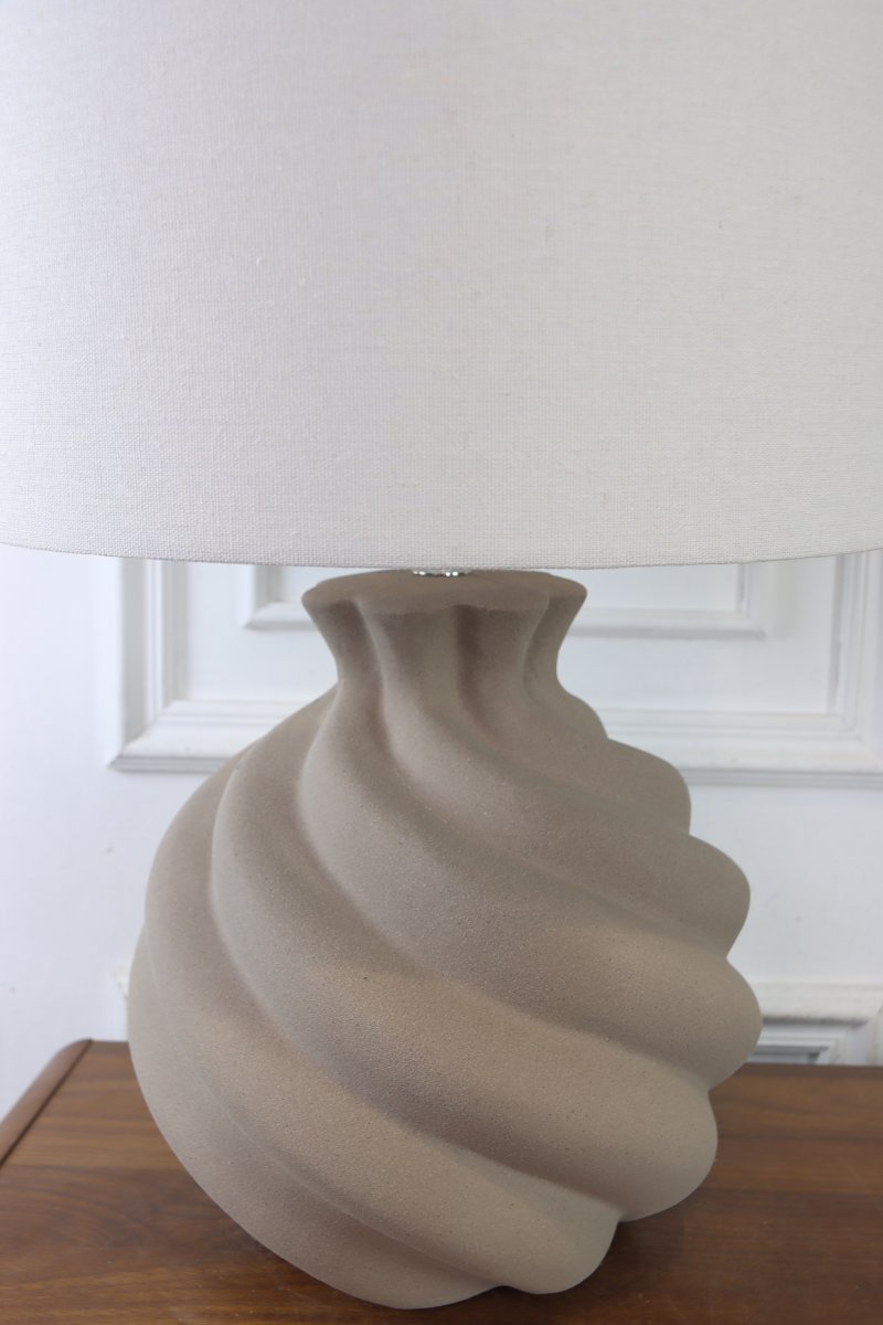 Vindel 52cm Sable lampe de table De Lampan - Vindel devient un &eacute;l&eacute;ment central et raffin&eacute; sur une table d'appoint, un bureau ou une console, apportant chaleur et caract&egrave;re &agrave; tout int&eacute;rieur.
